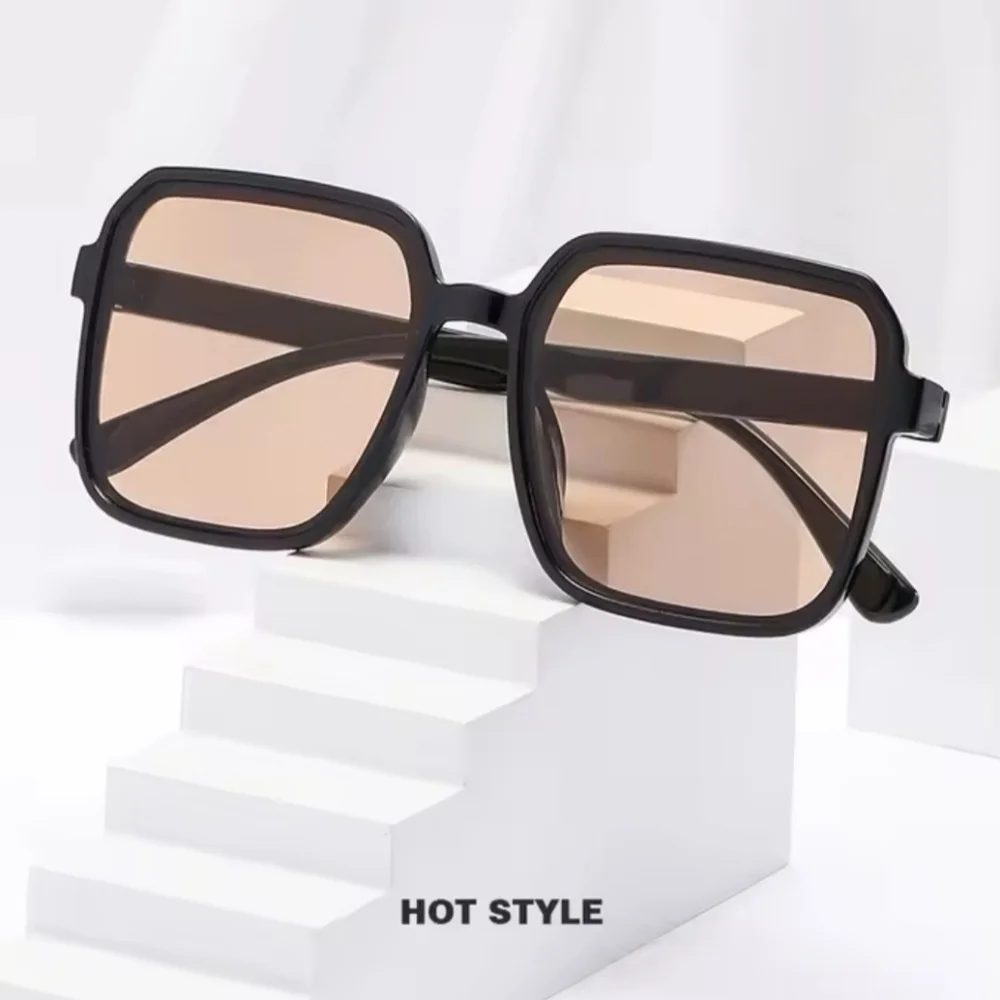 Unisex Chic Black Square Sunglasses With Champagne Lenses